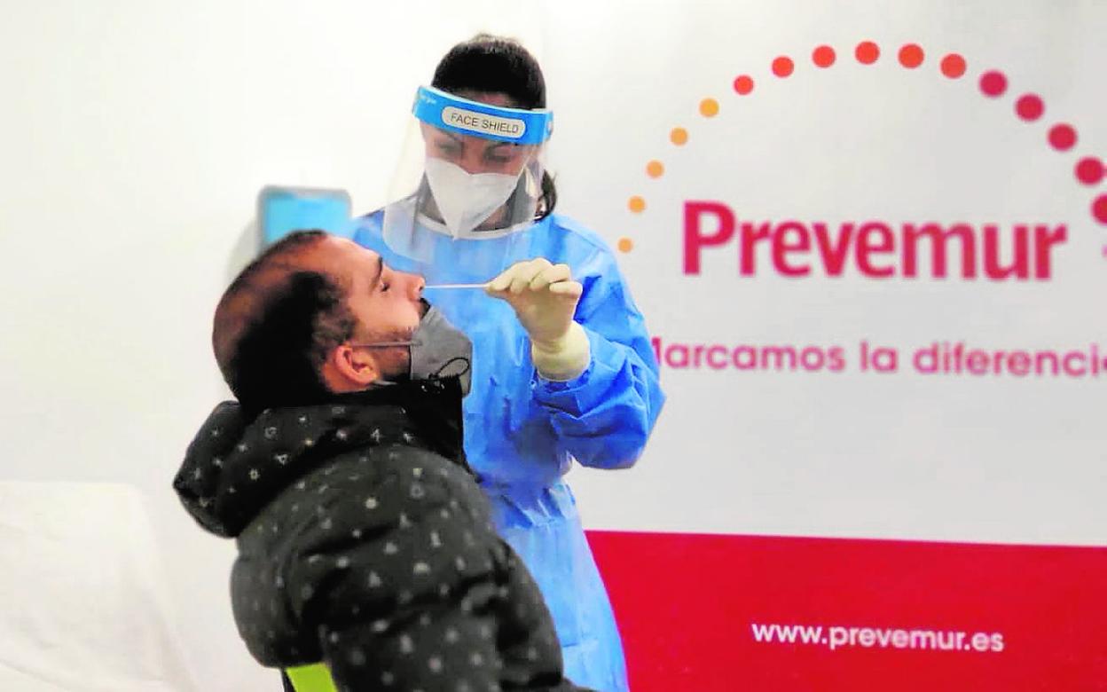 Una enfermera de Prevemur realiza una prueba de Covid a un usuario. 