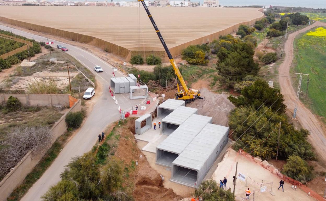 Imagen de las obras de colocación de los nuevos marcos sobre la rambla de La Carrasquilla que amplían la evacuación del agua como defensa ante las inundaciones.