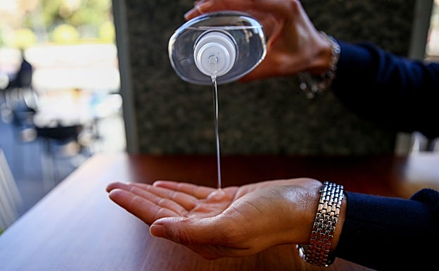 Una persona aplicándose gel hidroalcohólico