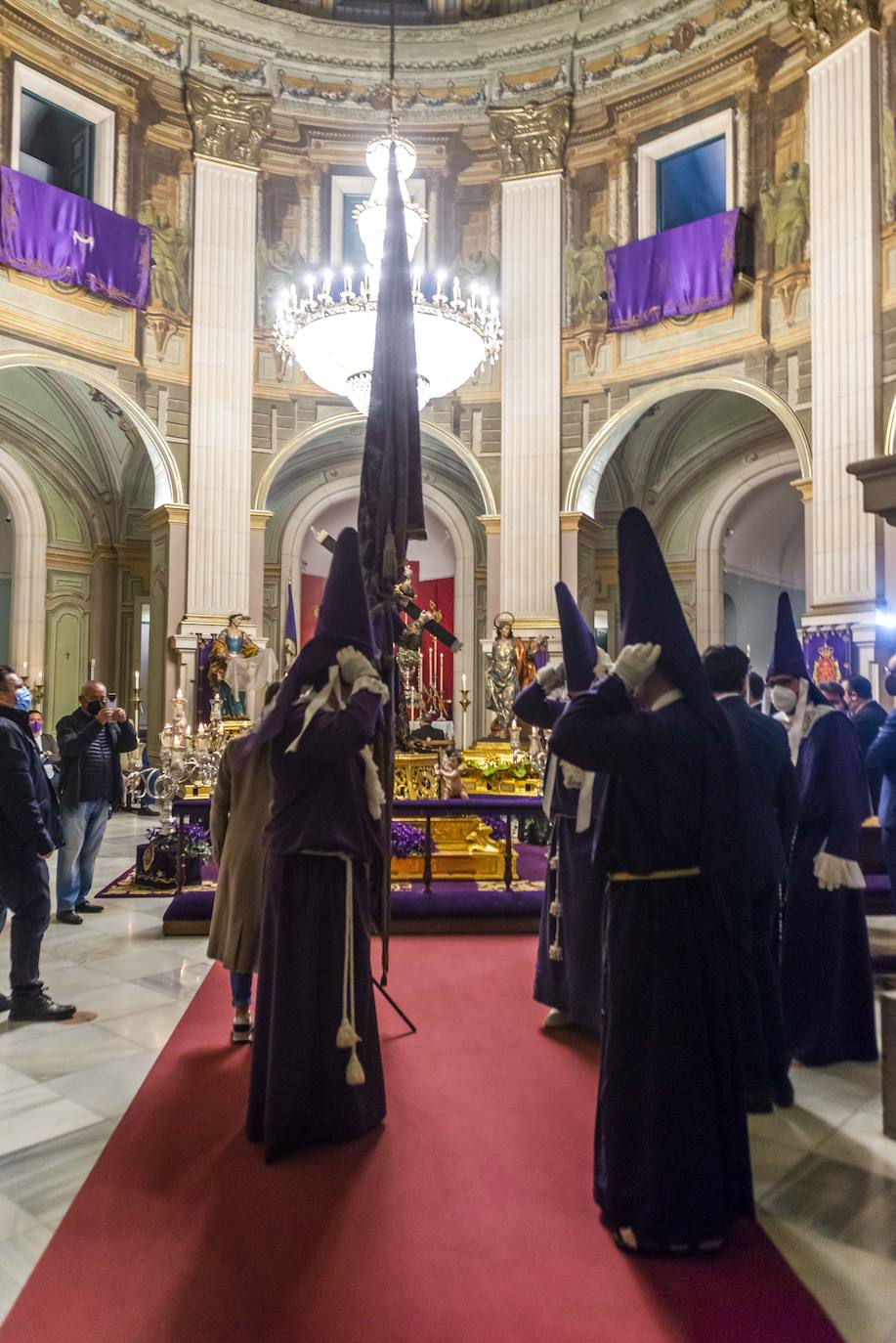 Fotos: El Pendón Mayor vuelve a ocupar su sitio en la puerta de la iglesia de Jesús