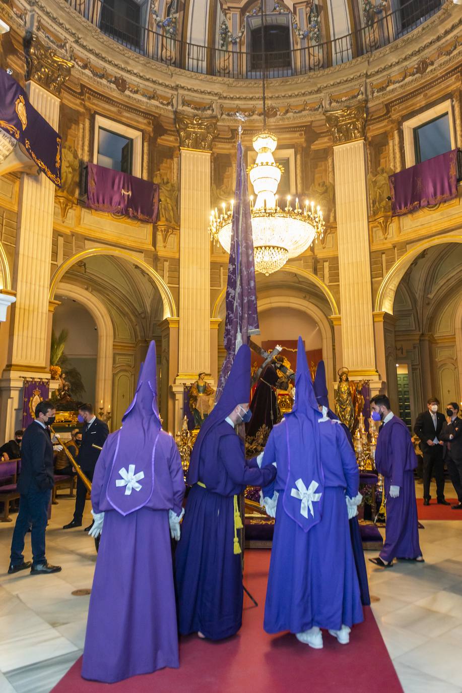 Fotos: El Pendón Mayor vuelve a ocupar su sitio en la puerta de la iglesia de Jesús