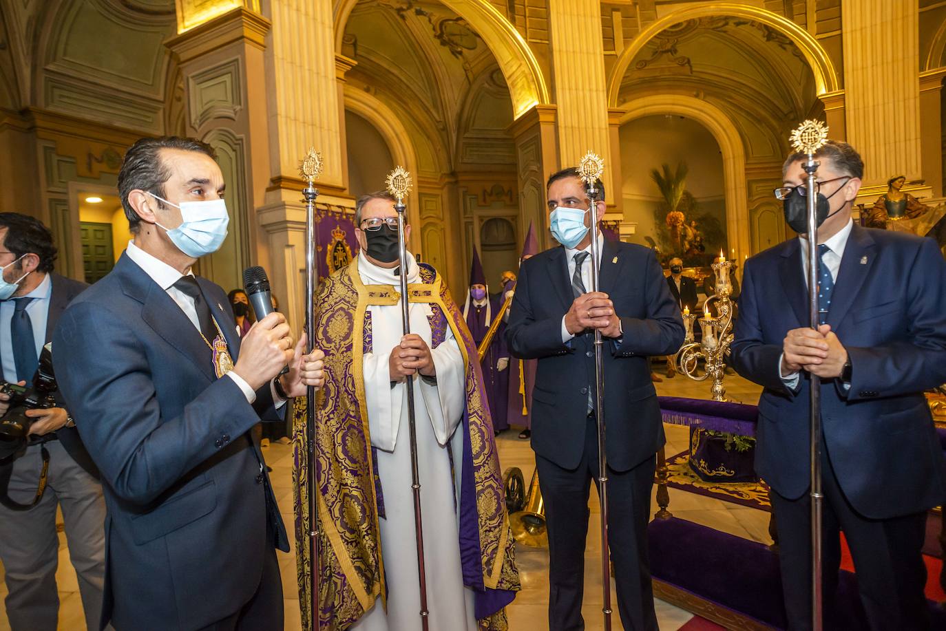 Fotos: El Pendón Mayor vuelve a ocupar su sitio en la puerta de la iglesia de Jesús