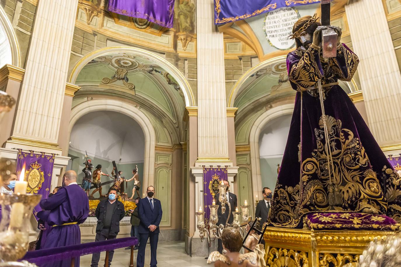 Fotos: El Pendón Mayor vuelve a ocupar su sitio en la puerta de la iglesia de Jesús