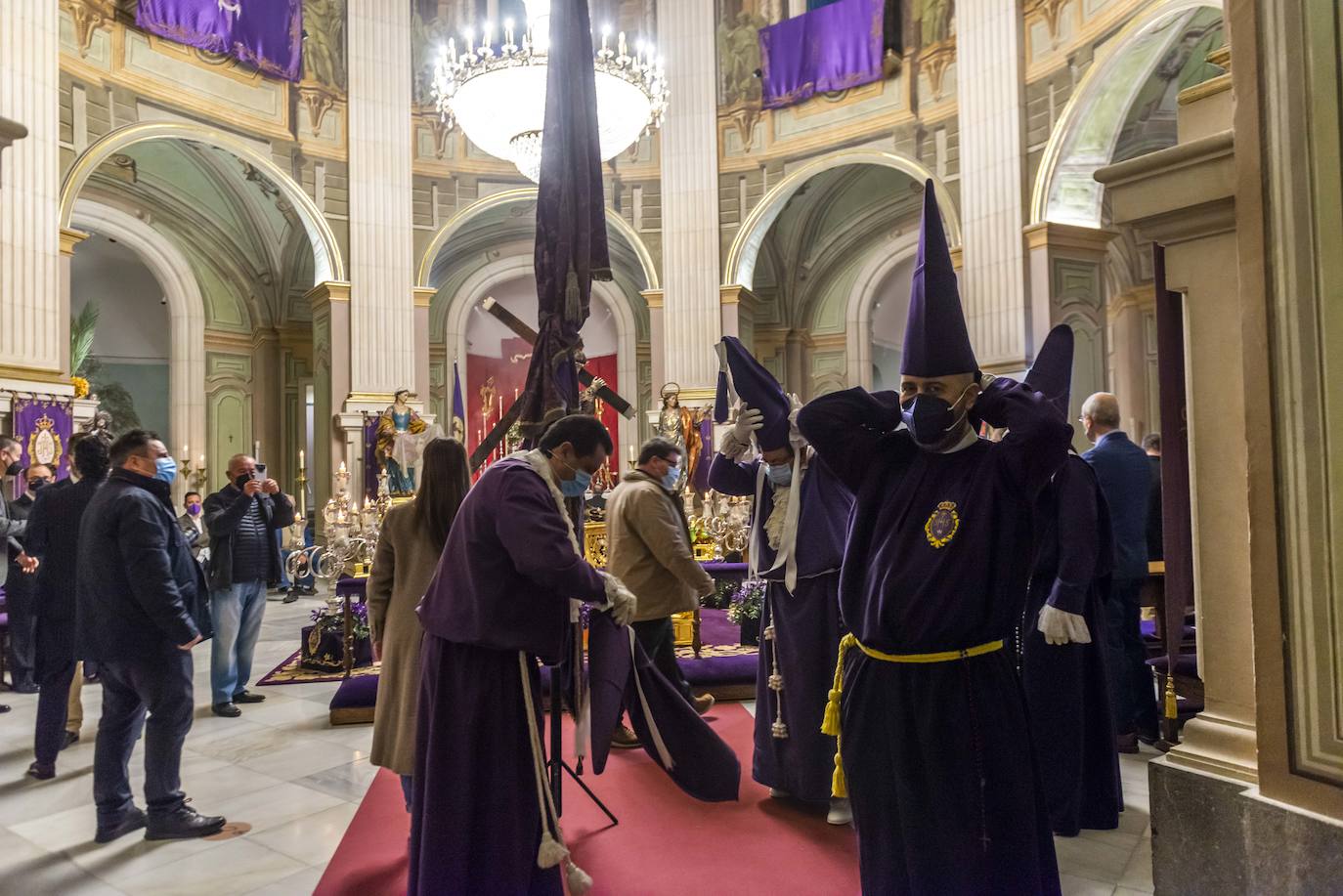 Fotos: El Pendón Mayor vuelve a ocupar su sitio en la puerta de la iglesia de Jesús