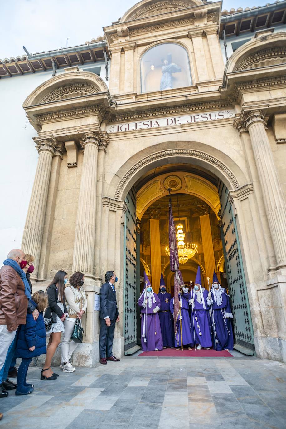 Fotos: El Pendón Mayor vuelve a ocupar su sitio en la puerta de la iglesia de Jesús