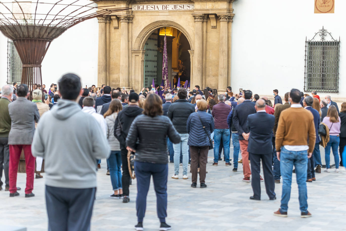 Fotos: El Pendón Mayor vuelve a ocupar su sitio en la puerta de la iglesia de Jesús