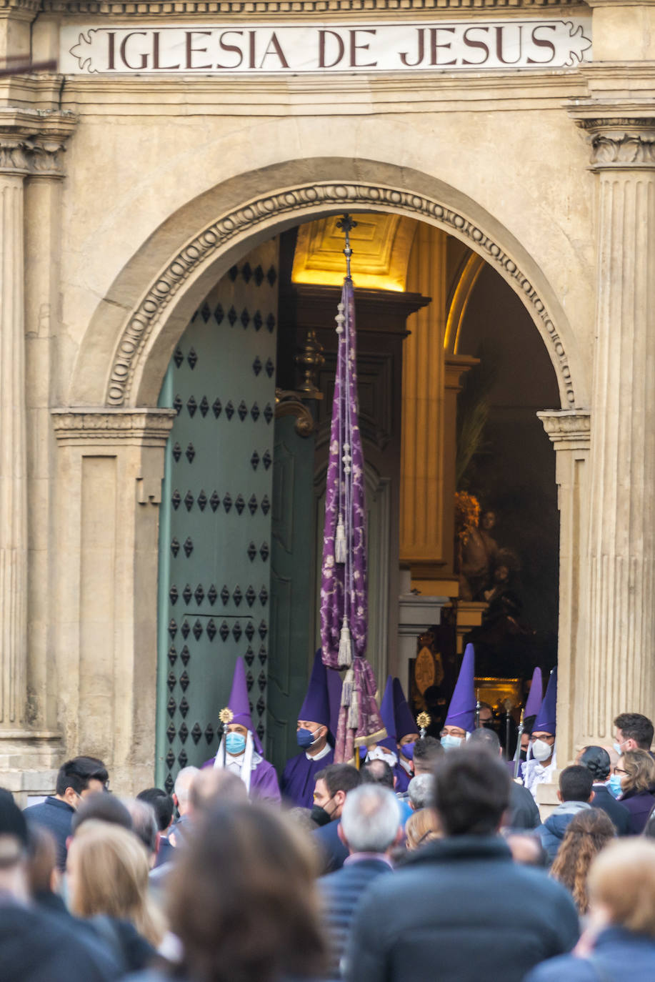 Fotos: El Pendón Mayor vuelve a ocupar su sitio en la puerta de la iglesia de Jesús