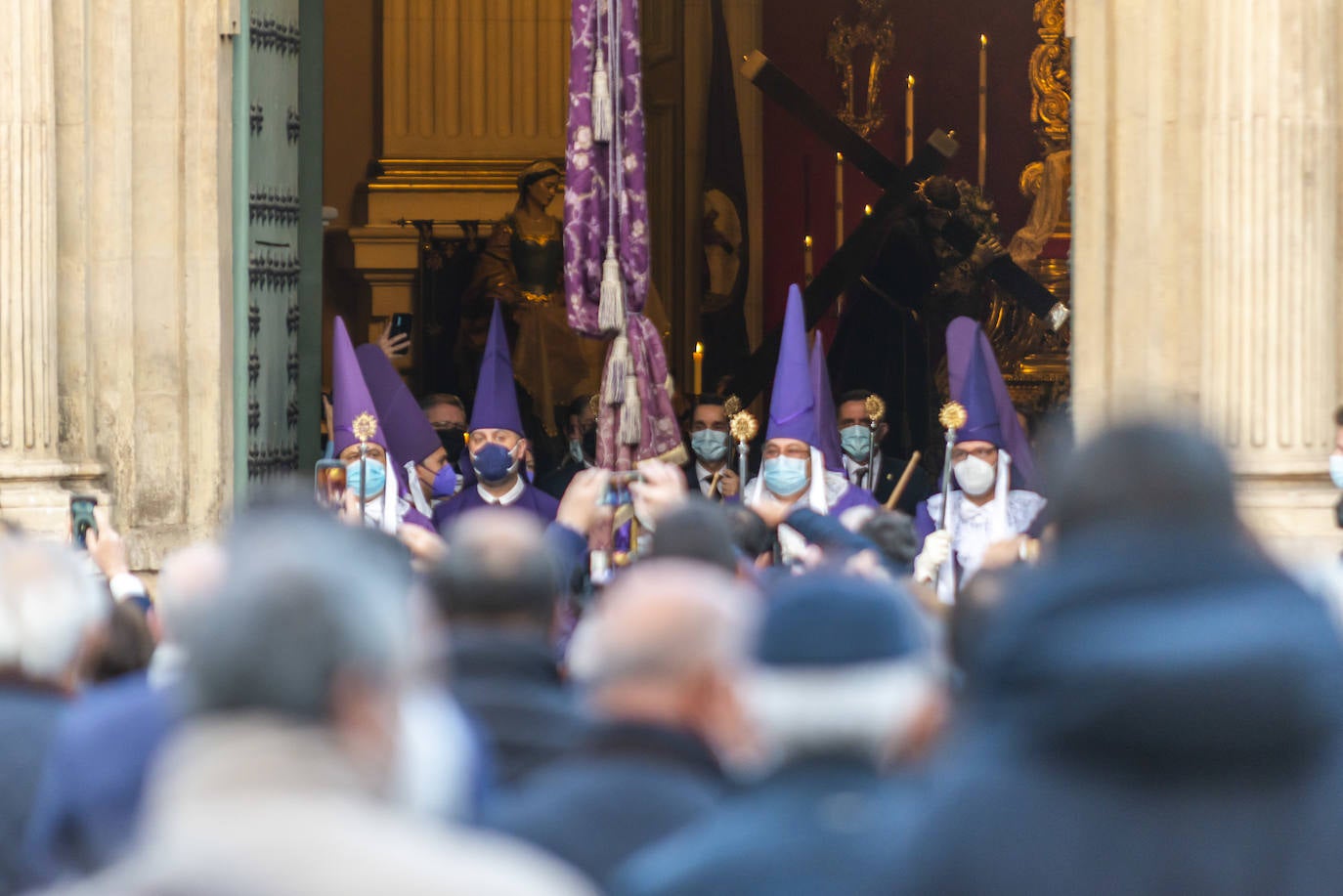 Fotos: El Pendón Mayor vuelve a ocupar su sitio en la puerta de la iglesia de Jesús