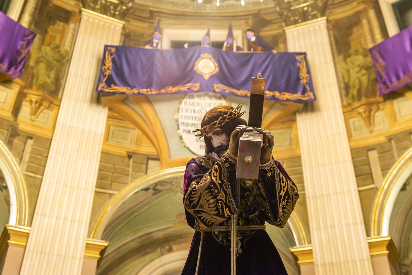 Fotos: El Pendón Mayor vuelve a ocupar su sitio en la puerta de la iglesia de Jesús