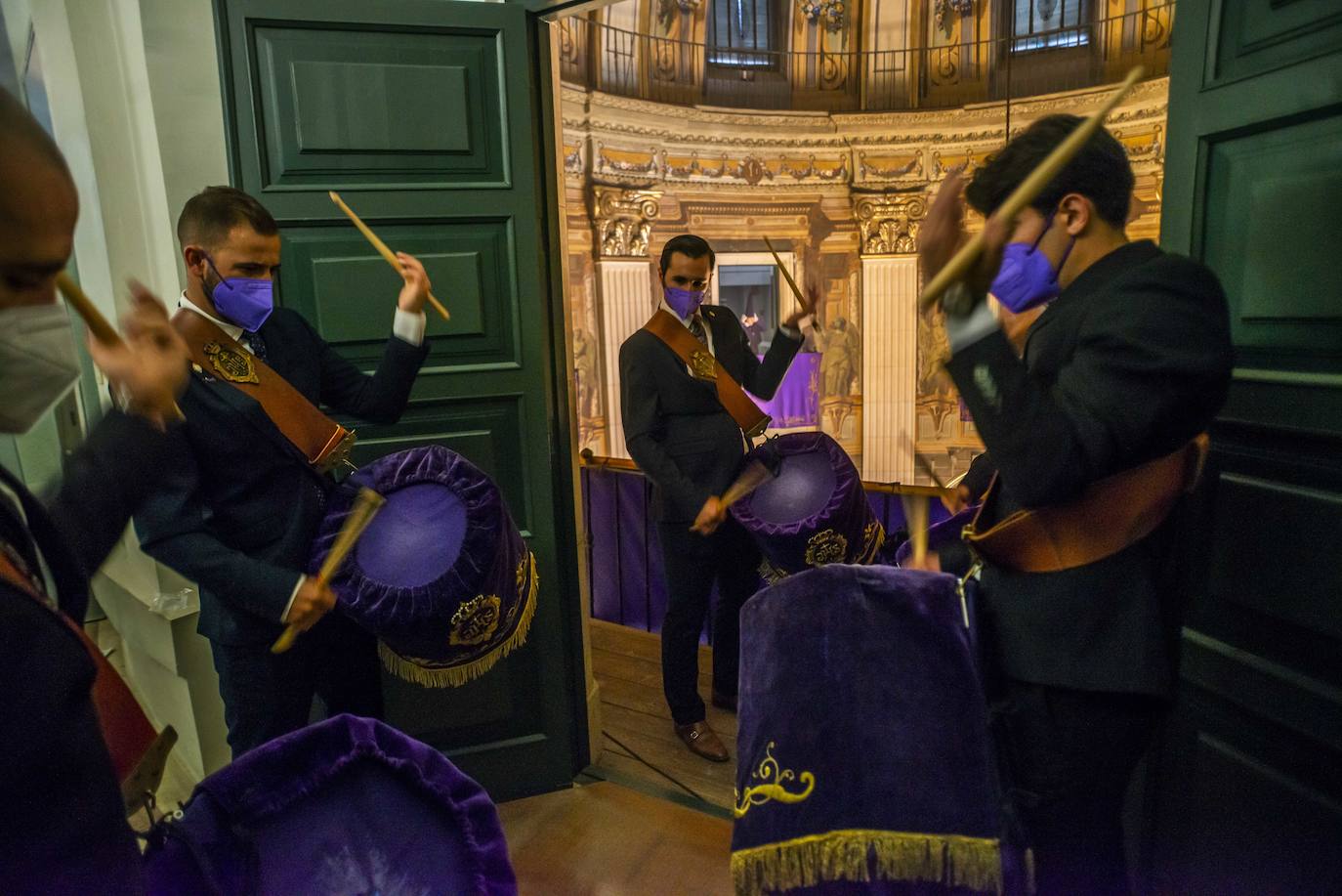 Fotos: El Pendón Mayor vuelve a ocupar su sitio en la puerta de la iglesia de Jesús