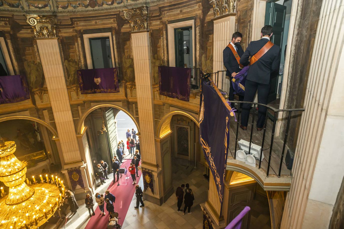 Fotos: El Pendón Mayor vuelve a ocupar su sitio en la puerta de la iglesia de Jesús