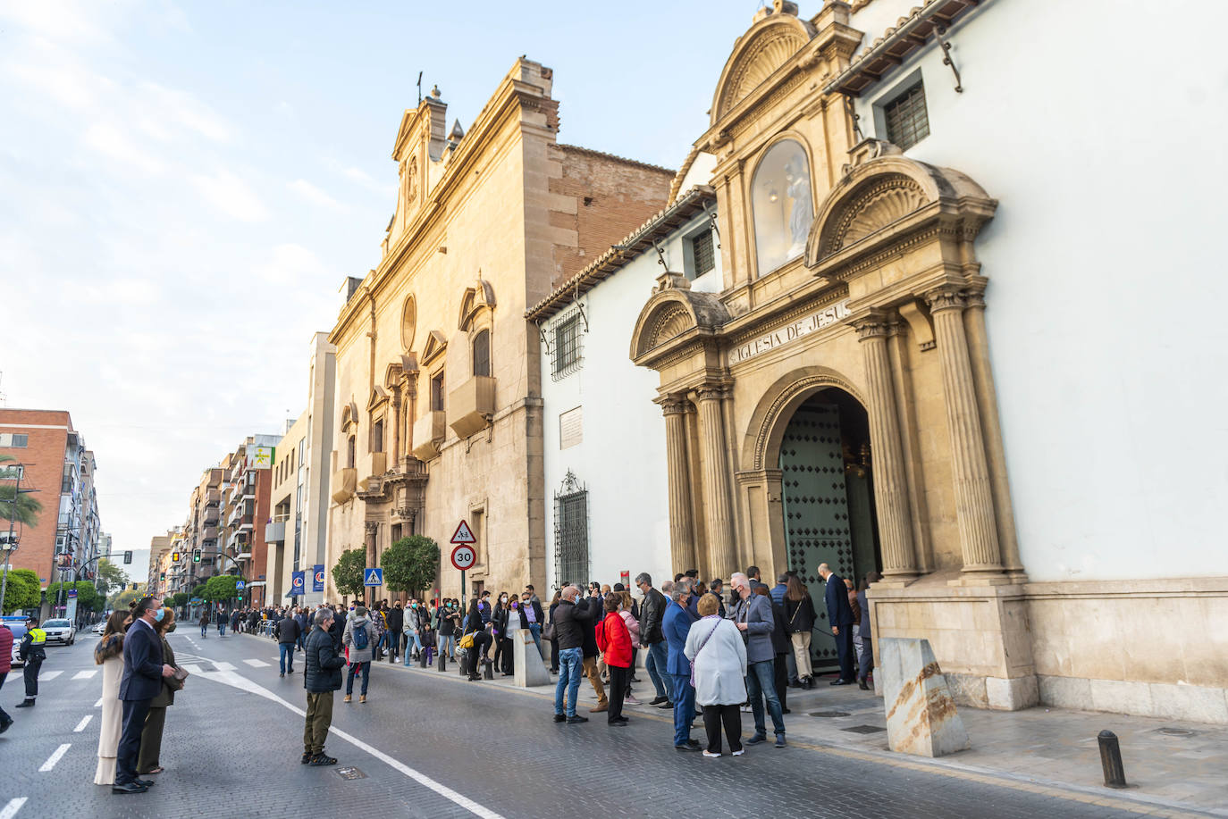 Fotos: El Pendón Mayor vuelve a ocupar su sitio en la puerta de la iglesia de Jesús