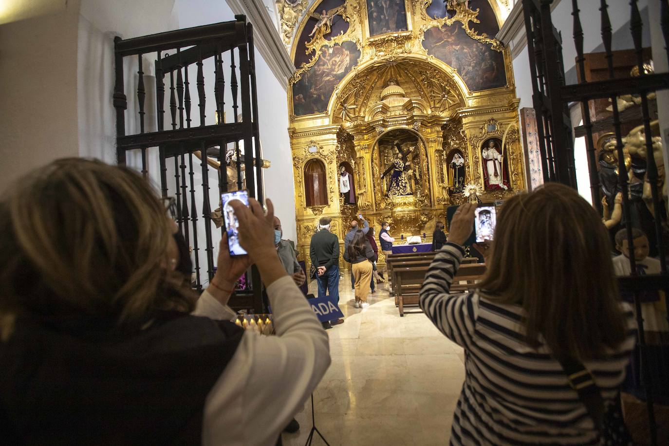 Fotos: Visitas con precaución en las capillas de Cartagena