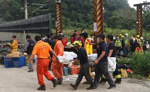 Equipos de rescate en el lugar del accidente. 