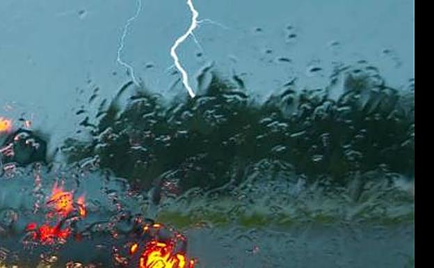 Cómo actuar al verse en medio de una tormenta al volante