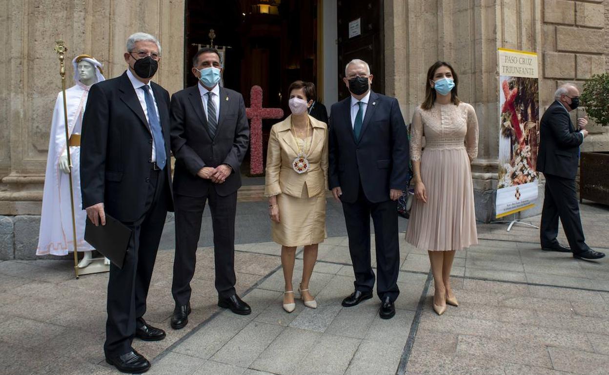 El pregonero Manuel Molina Boix, junto al alcalde de Murcia, José Antonio Serrano; Juana María Botía, presidenta de la Cofradía del Resucitado; y José Ignacio Sánchez Ballesta, presidente del Cabildo Superior de Cofradías, este domingo.