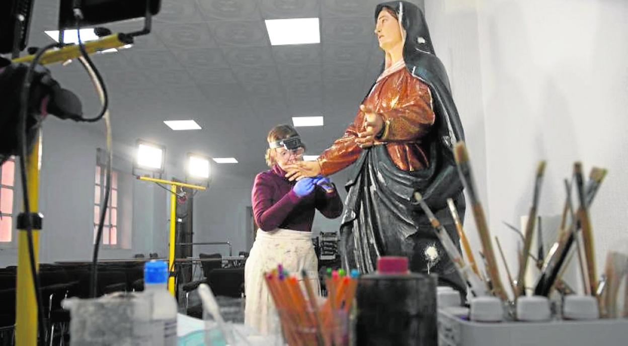 Ana Sierra, durante la restauración de la Virgen de la Amargura, en la Iglesia de los Padres. 