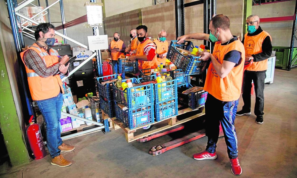 Movimiento de productos básicos en la nave del Banco de Alimentos, esta semana. 