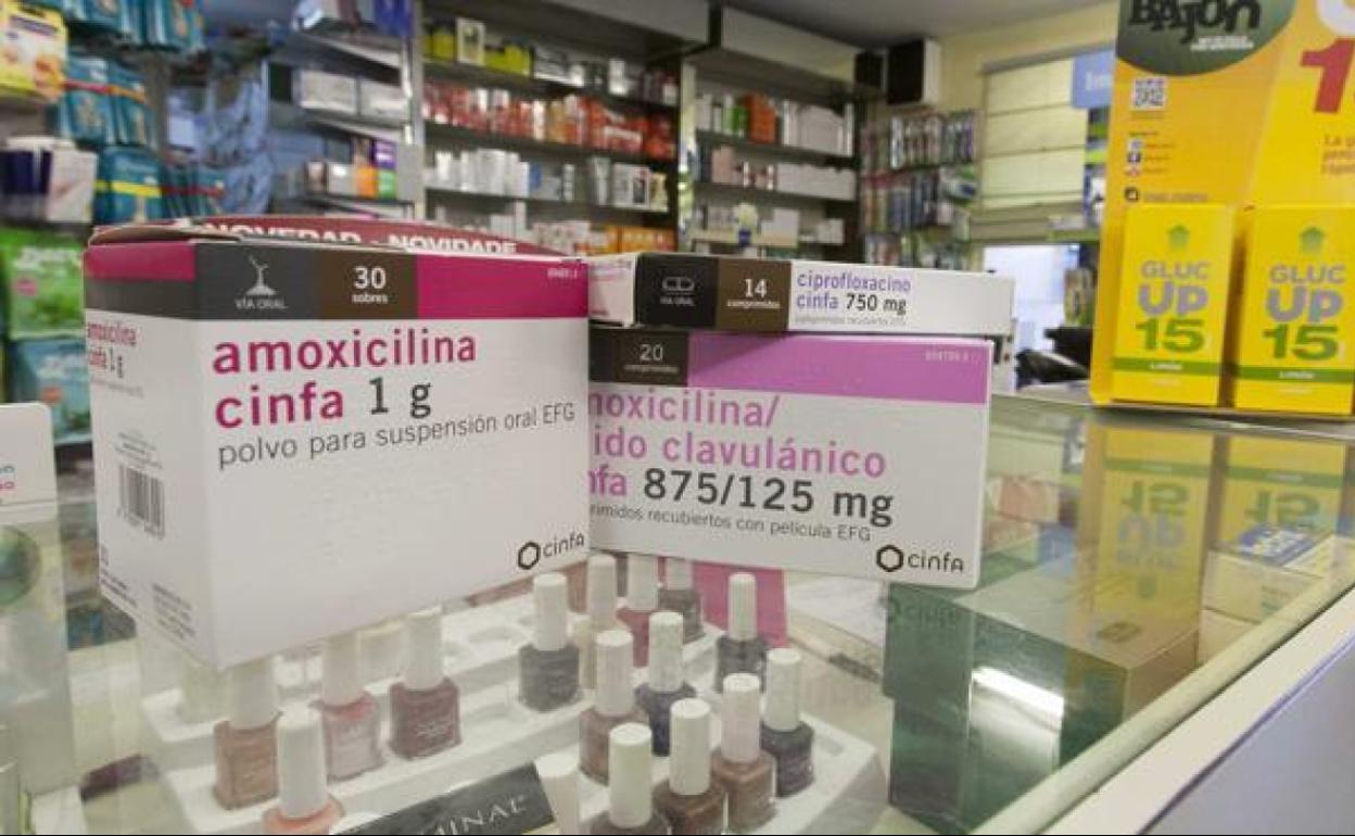 Antibióticos en una farmacia.