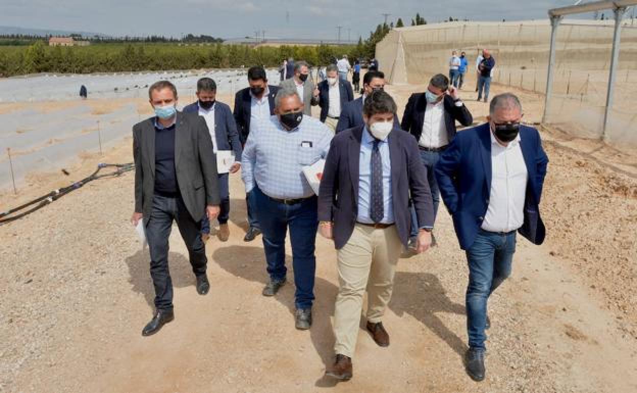 Fernando López Miras y los regantes tras la reunión de trabajo en defensa del trasvase Tajo-Segura.