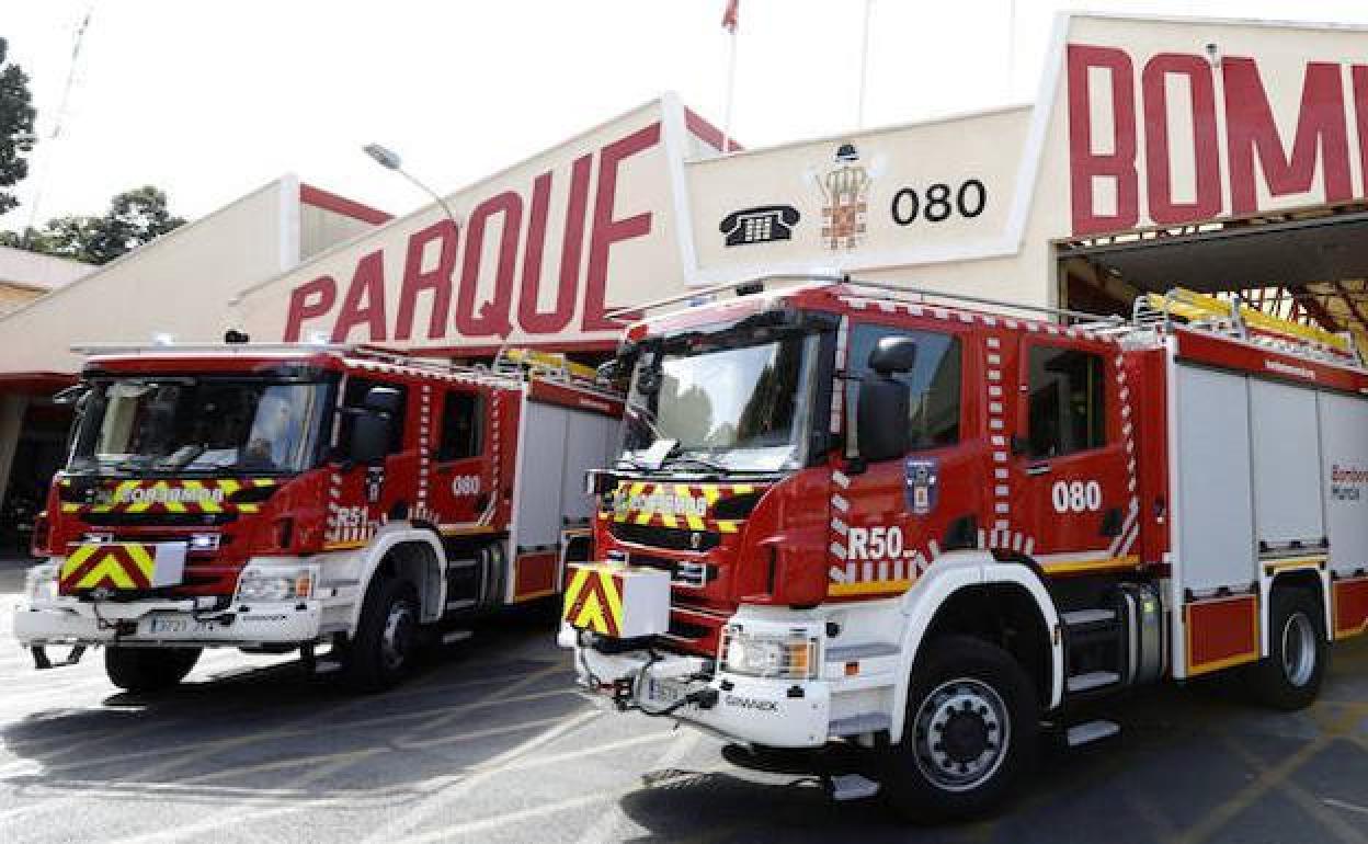 Vehículos de bomberos en una foto de archivo.