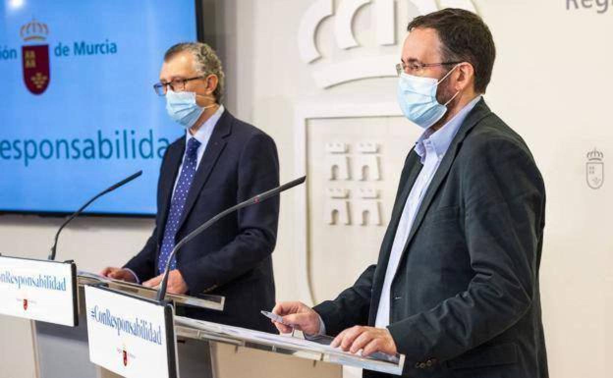 El consejero de Salud, Juan José Pedreño, y el portavoz del Comité de Seguimiento de la Covid, Jaime Pérez, en una fotografía de archivo. | En vídeo, emisión en directo.