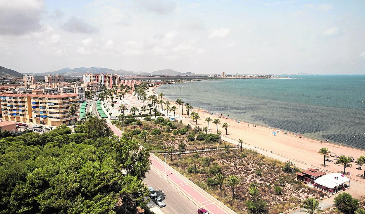 Vista general de parte de Playa Honda y el Mar Menor, en una foto reciente. 