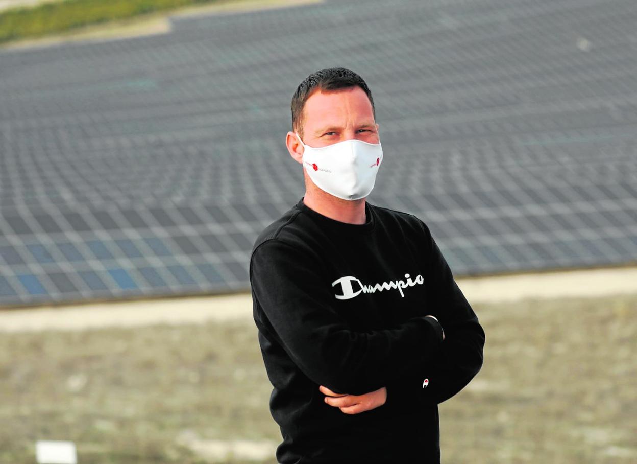 Santiago Conesa, delante de una planta solar fotovoltaica en Barqueros (Murcia). 