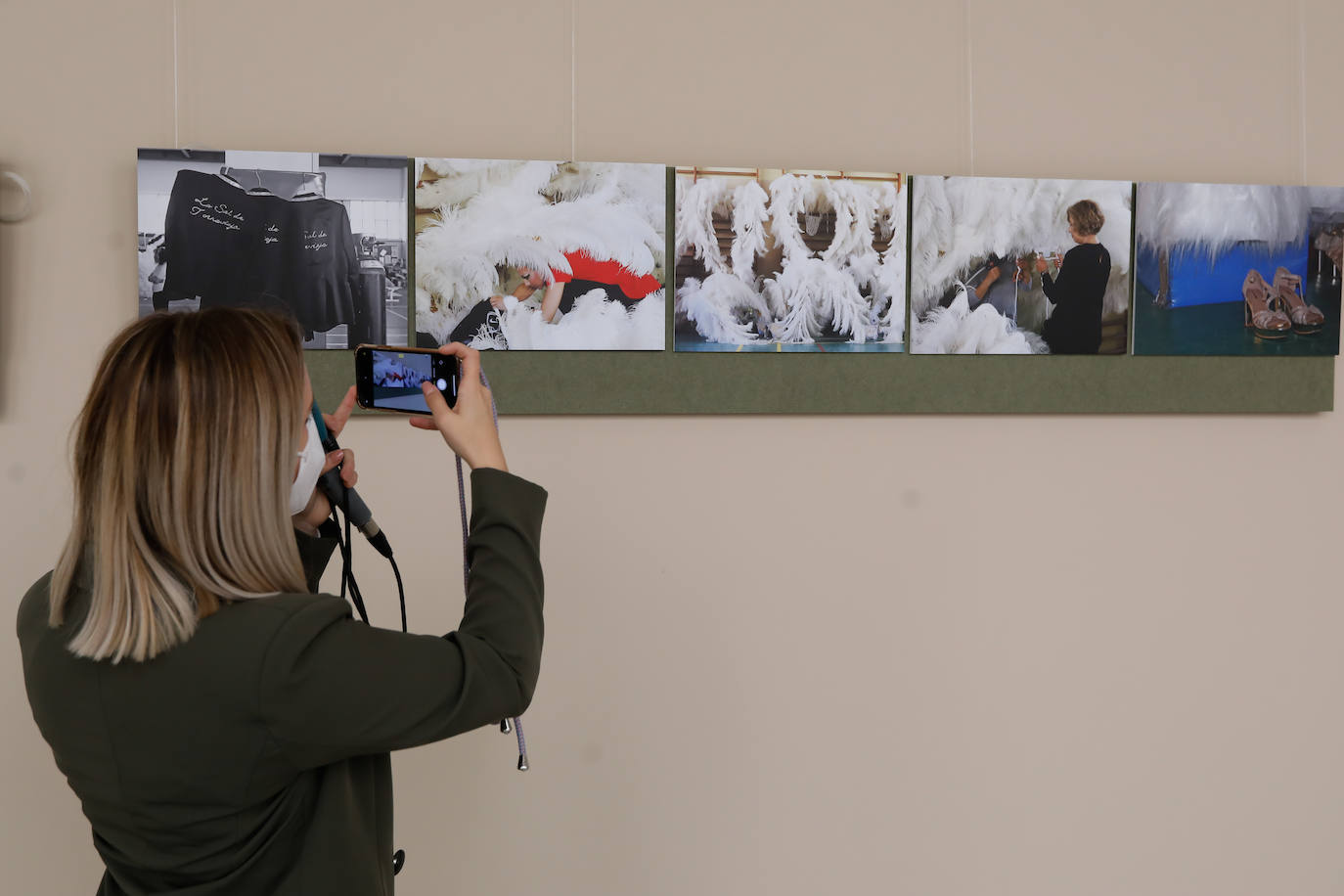 Fotos: Una exposición de fotos muestra la cara más desconocida del desfile del Entierro de la Sardina