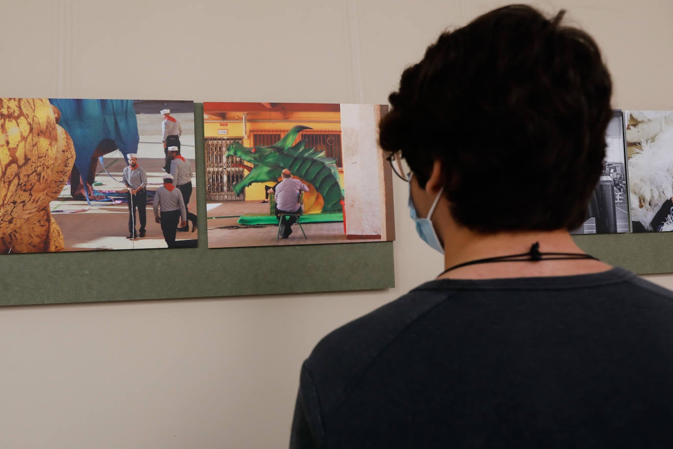 Fotos: Una exposición de fotos muestra la cara más desconocida del desfile del Entierro de la Sardina