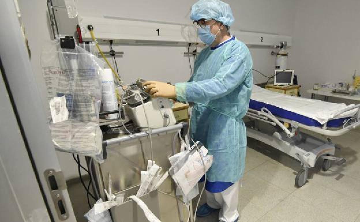 Un sanitario en el hospital Reina Sofía de Murcia, en una imagen de archivo.