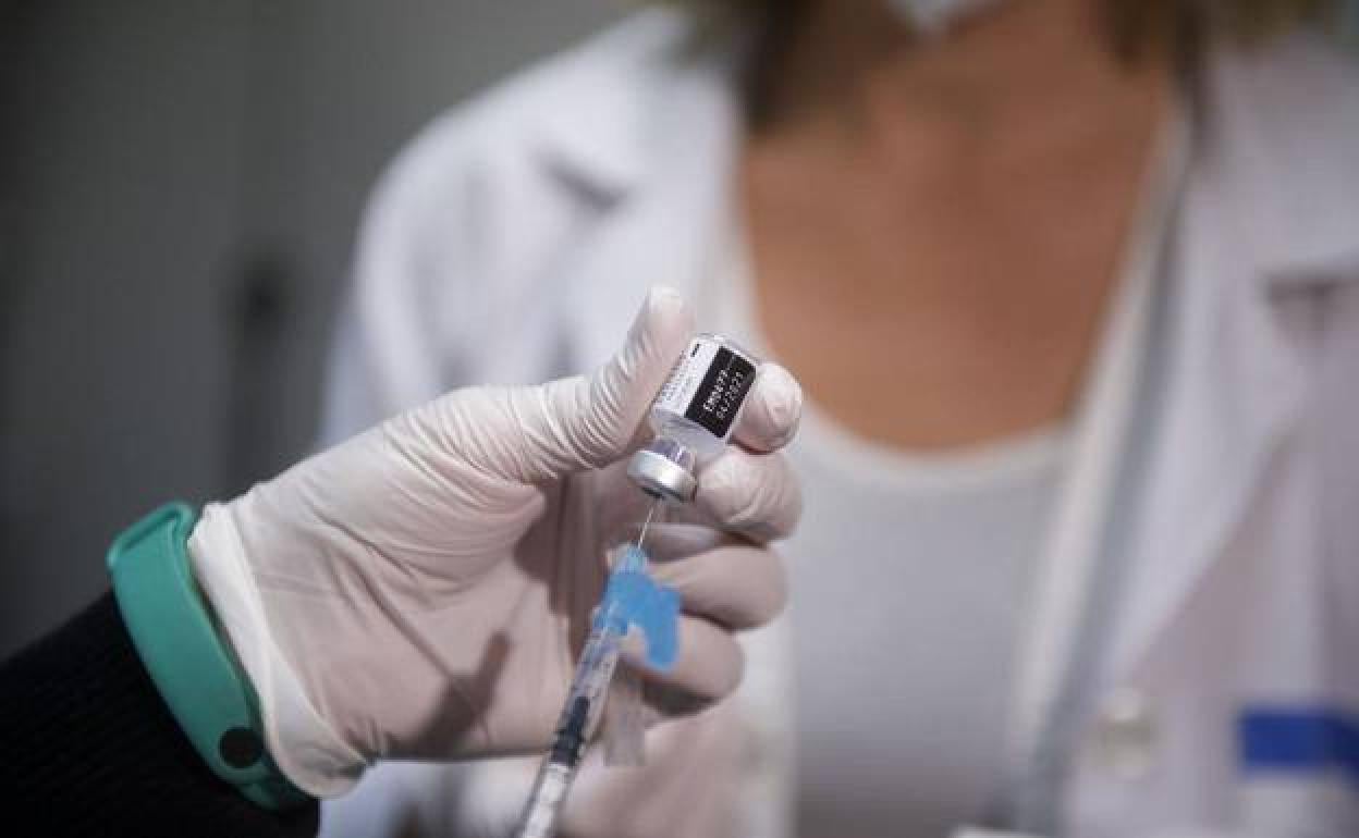 Un sanitario con una dosis de la vacuna contra la Covid-19, en una imagen de archivo.