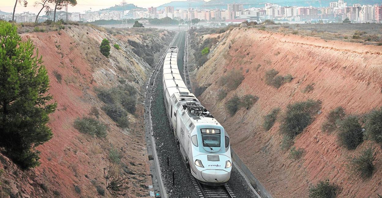 Un tren Alvia sale de Cartagena en dirección a Madrid, por un tramo que sería soterrado en la segunda fase. La fotografía fue tomada en enero. 