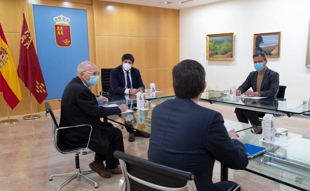 Los miembros del equipo directivo de Estrella de Levante reunidos con el presidente López Miras.