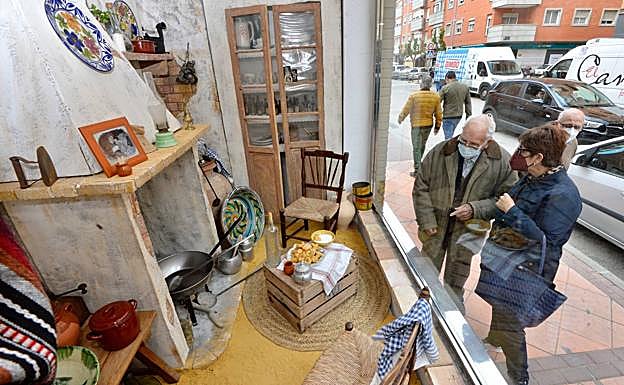 Escaparate huertano de la ferretería San Antón de Murcia.