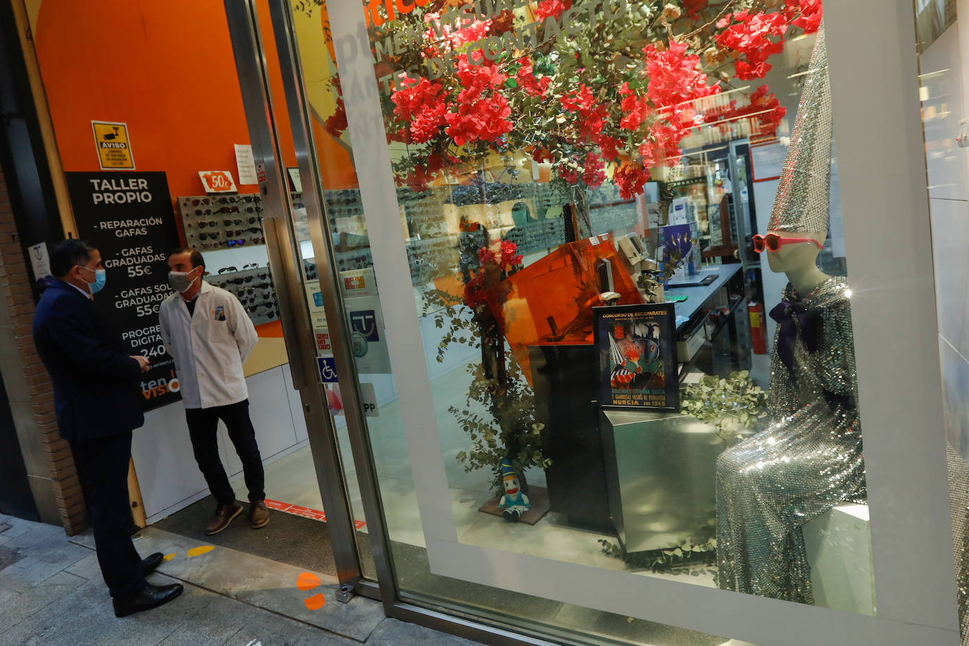 Fotos: A falta de desfiles, los símbolos del Entierro toman las calles de Murcia