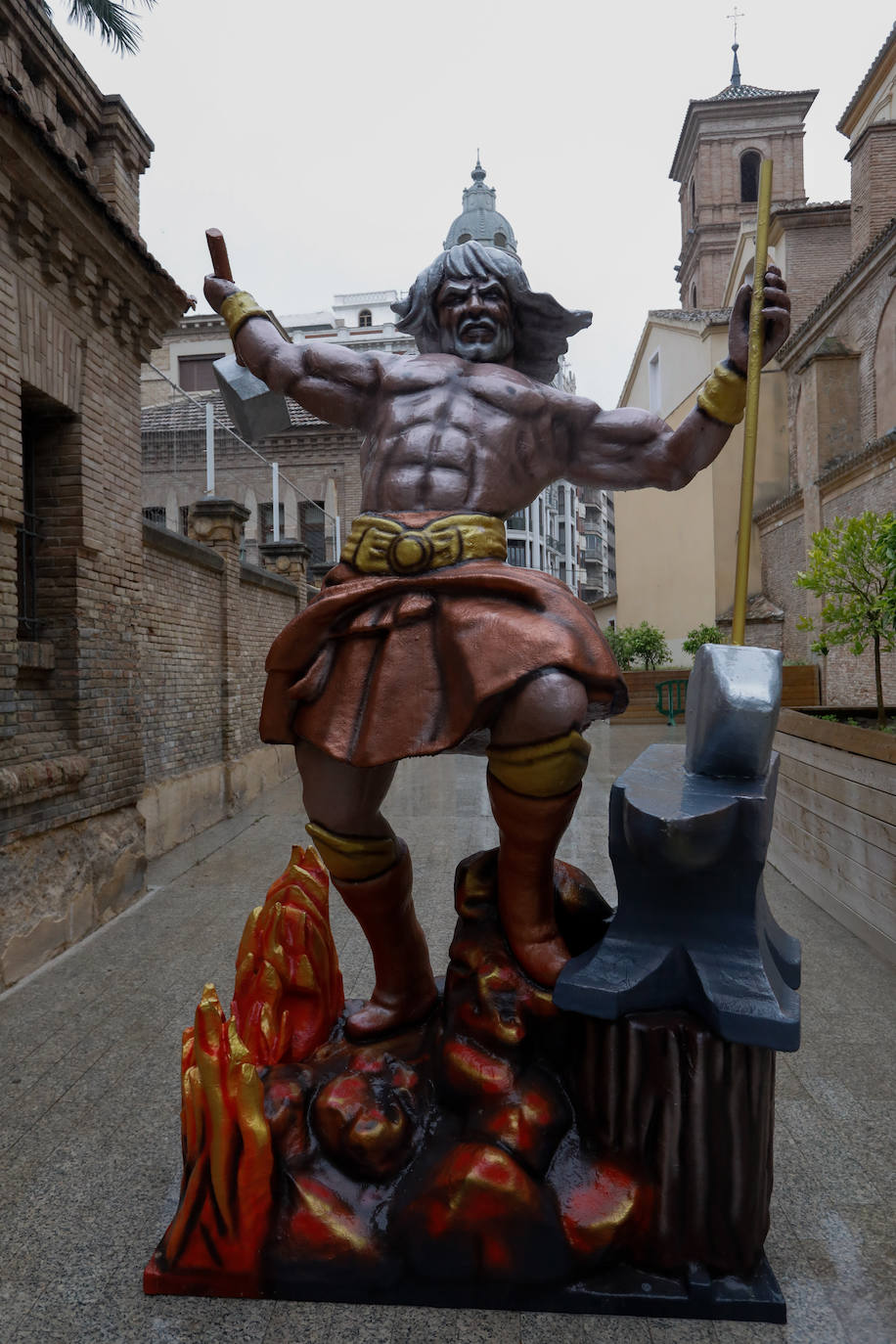 Fotos: A falta de desfiles, los símbolos del Entierro toman las calles de Murcia