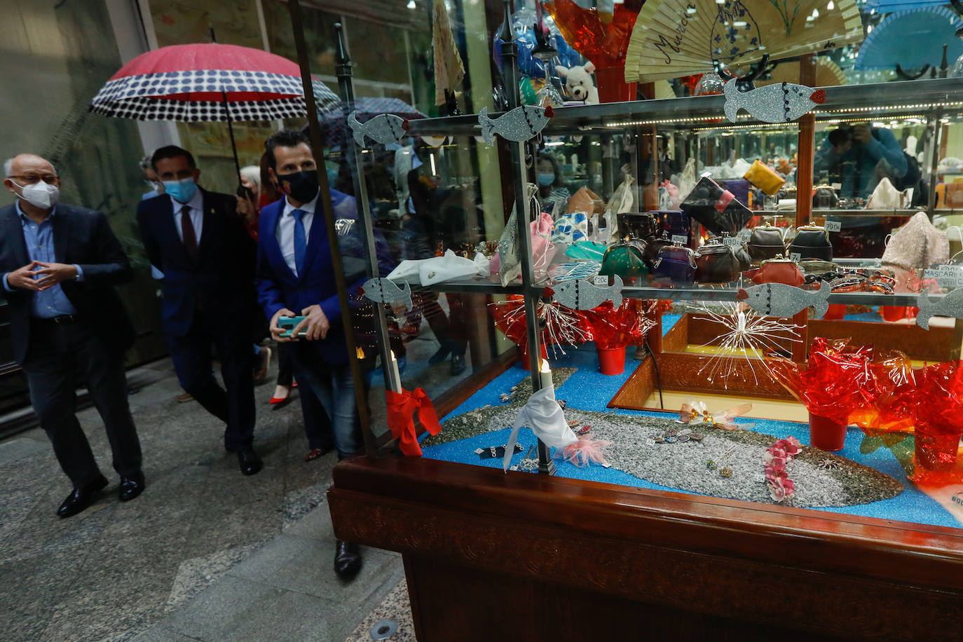Fotos: A falta de desfiles, los símbolos del Entierro toman las calles de Murcia