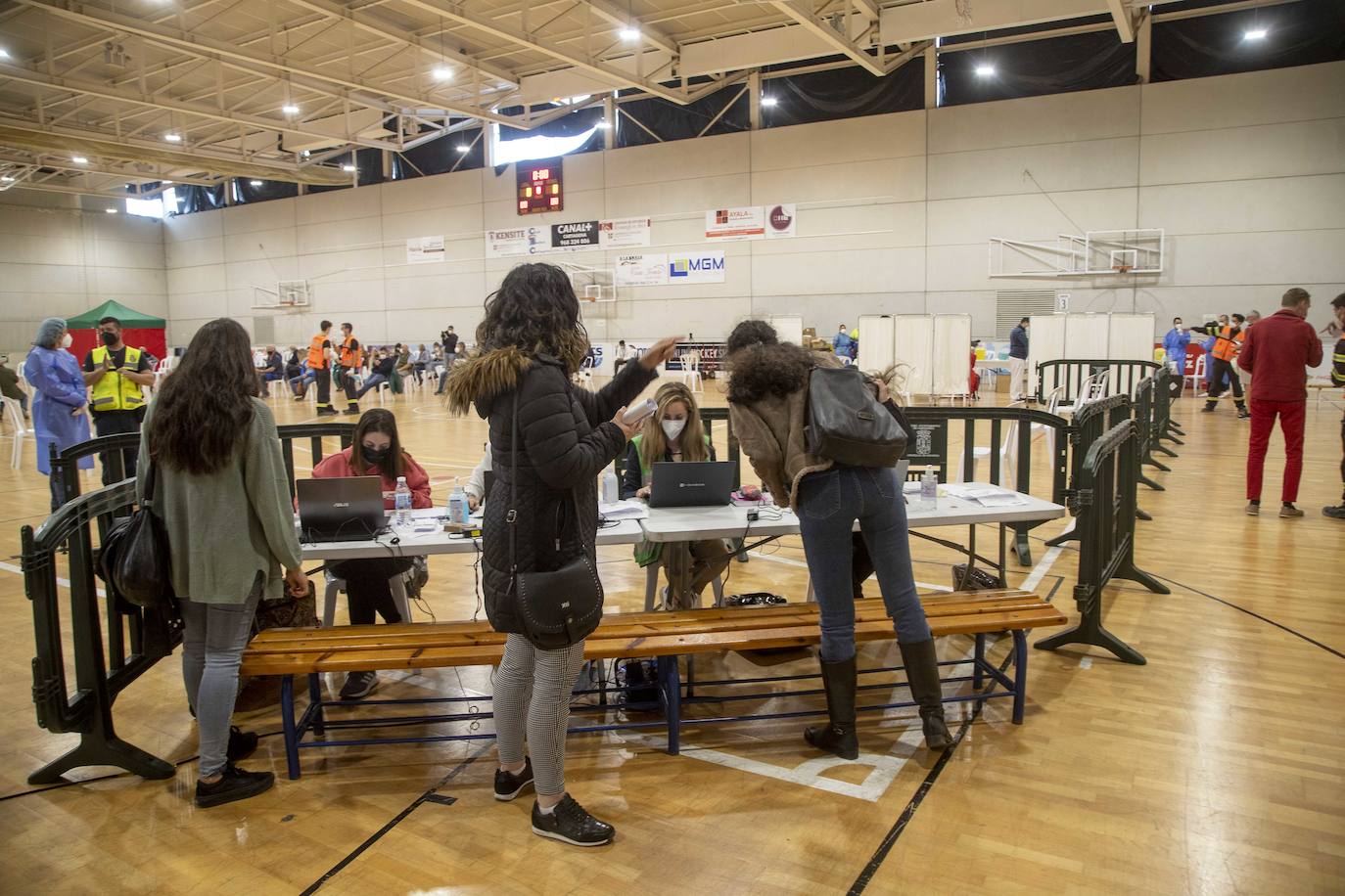 Fotos: Colas en Cartagena para vacunarse con AstraZeneca