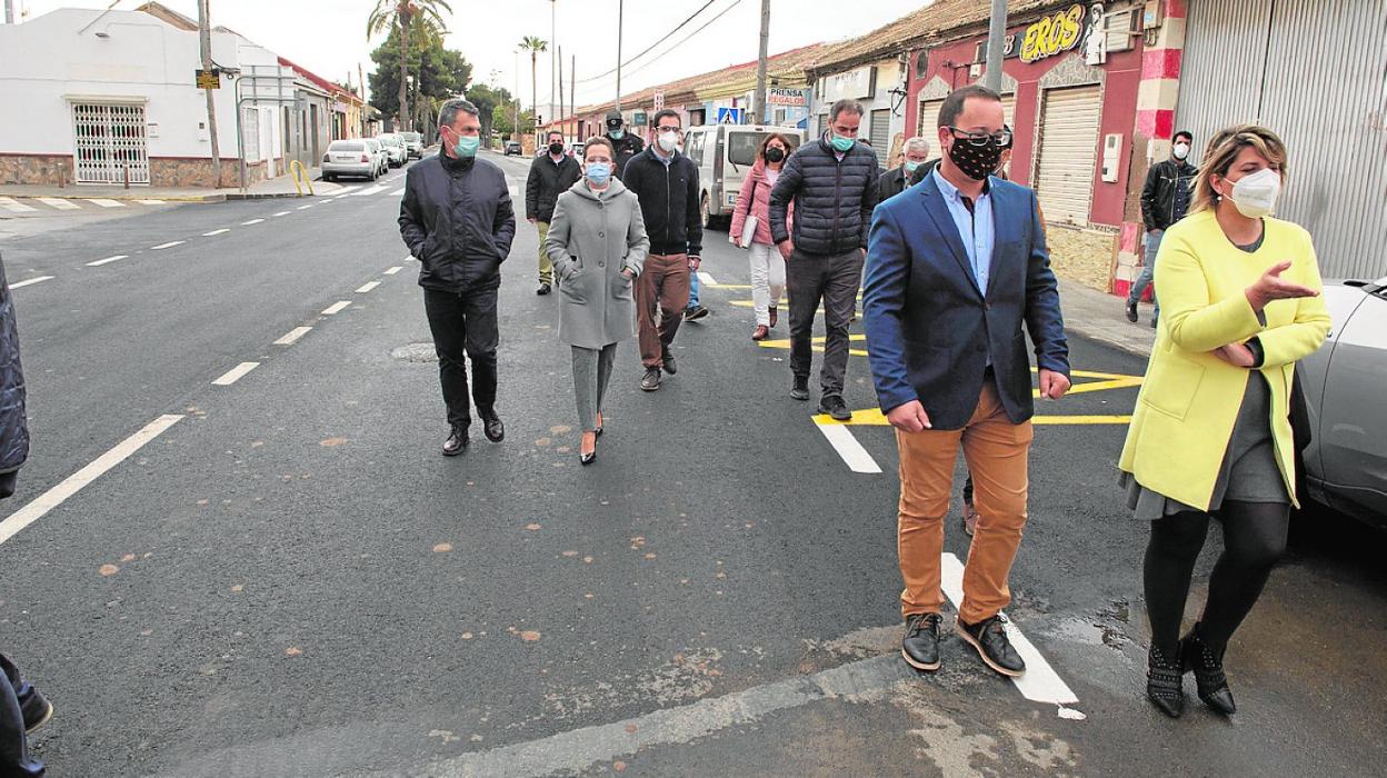 Arroyo y el dirigente vecinal Ángel Nieto, en primer plano, con Castejón detrás, ayer durante la visita. 
