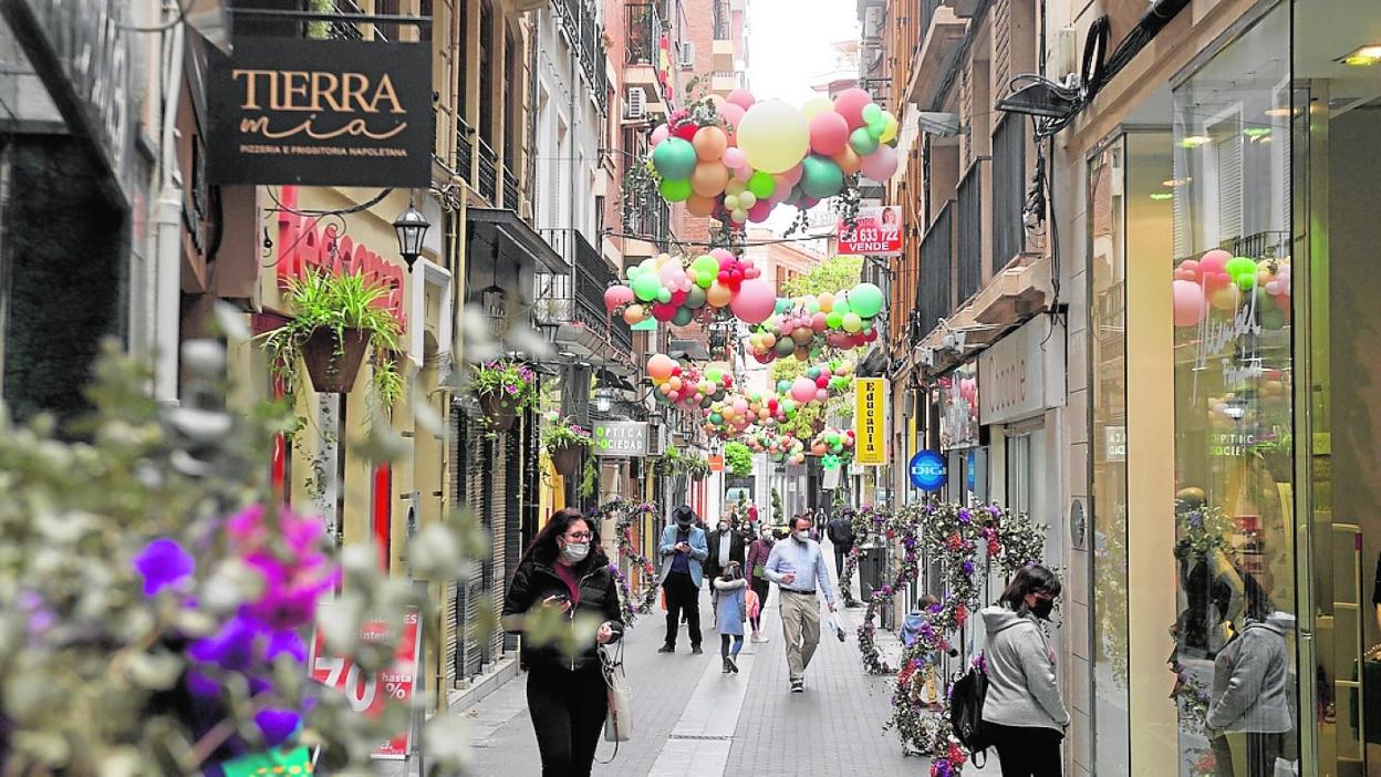 Las tiendas de la calle Sociedad, engalanadas para las fiestas. 