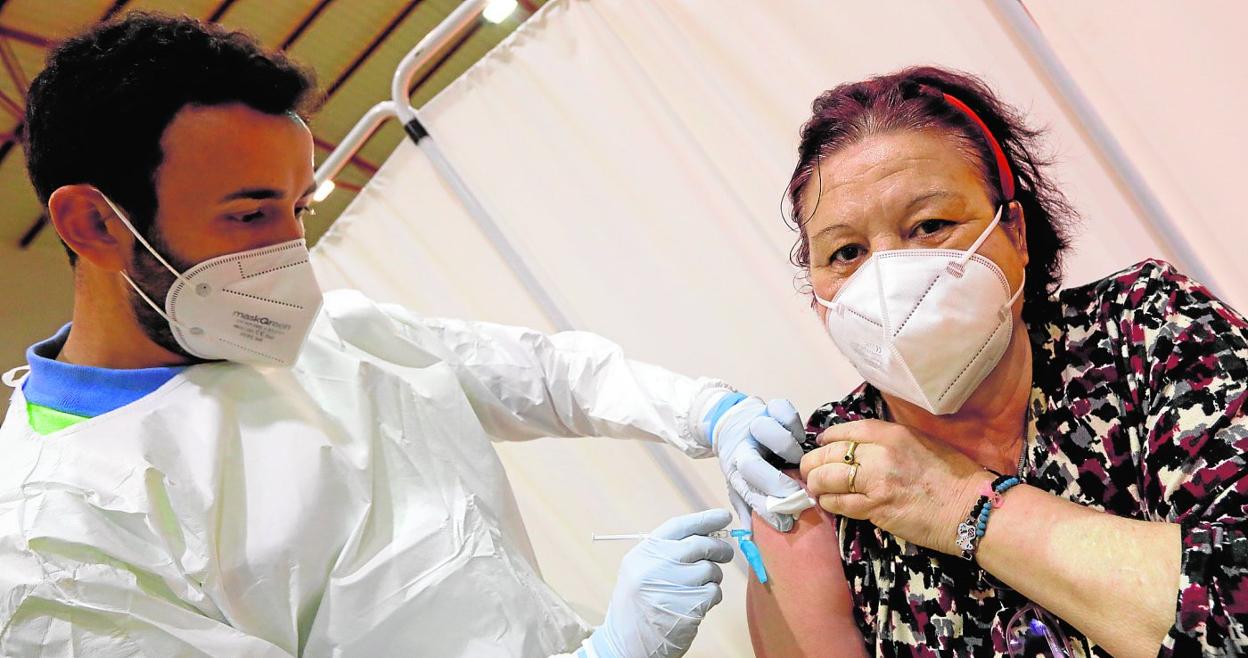 Un enfermero suministra la vacuna a una mujer en Cieza, ayer. 