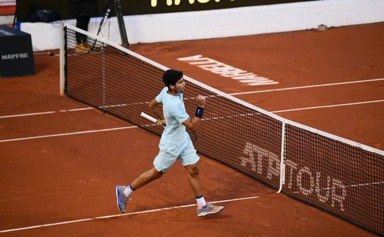 Carlos Alcaraz celebra tras ganar el primer set.