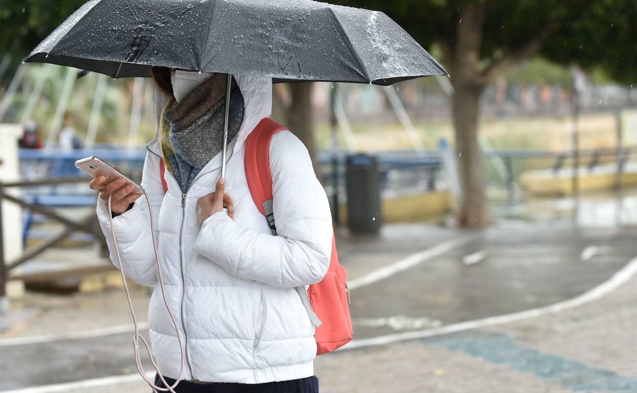 Una chica se protege de la lluvia con un paraguas, en una imagen de archivo.