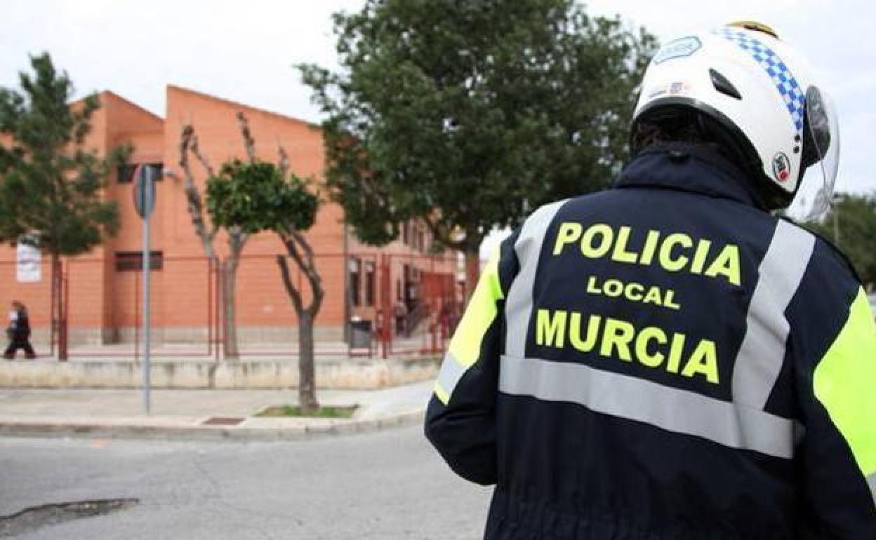 Un agente de la Policía Local de Murcia, en una fotografía de archivo. 