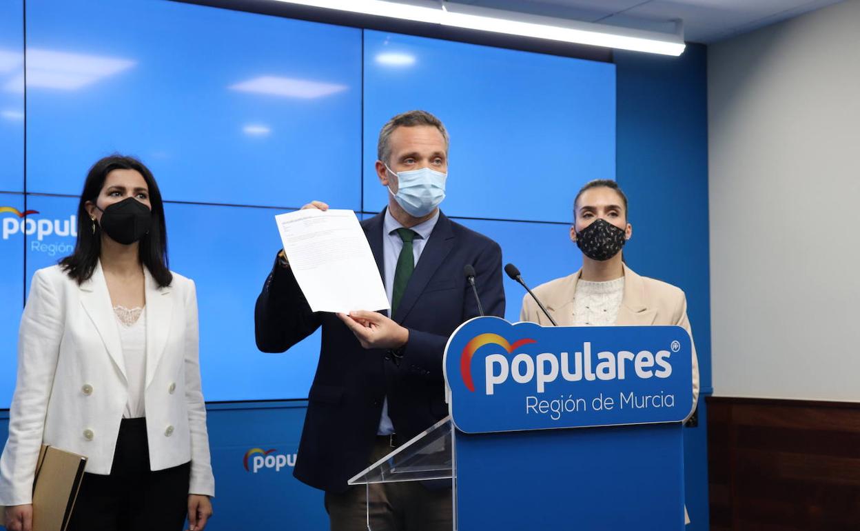 El portavoz del Grupo Parlamentario Popular, Joaquín Segado, junto a Miriam Guardiola, y la portavoz popular en Alhama, María Cánovas.
