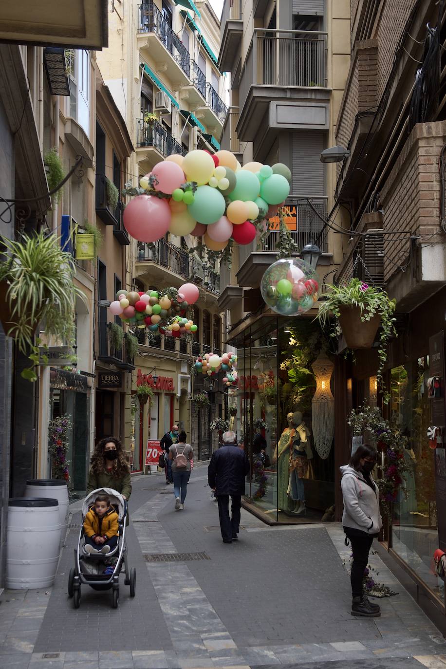 Fotos: La calle Sociedad de Murcia luce con globos de colores