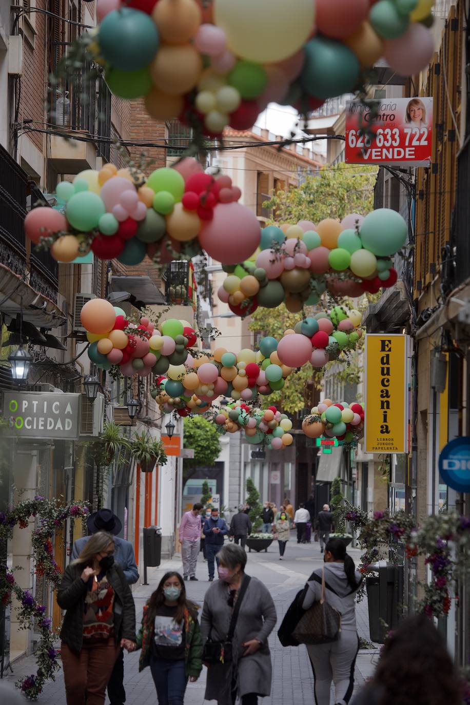 Fotos: La calle Sociedad de Murcia luce con globos de colores