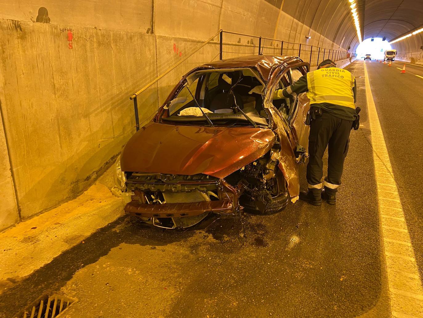 Fotos: Accidente de coche en el túnel de la AP-7 en Pilar de la Horadada