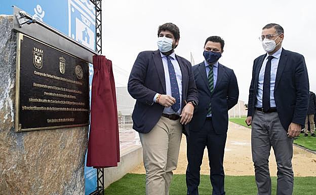 El presidente de la Comunidad, Fernando López; el alcalde de San Javier, José Miguel Luengo; y el rector de la Universidad de Murcia, José Luján durante el acto de inauguración del campo de fútbol del Campus de Ciencias del Deporte de San Javier, este sábado.
